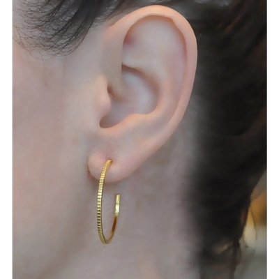 Σύγχρονα 925 Sterling Silver 18K χρυσά σκουλαρίκια Hoop με το λογότυπο του πελάτη 30 * 30mm