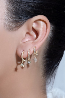 Χρυσό επιχρυσωμένα Mini Dangle Heart CZ Huggie σκουλαρίκια Προσθέστε μια πινελιά γοητείας στο βλέμμα σας