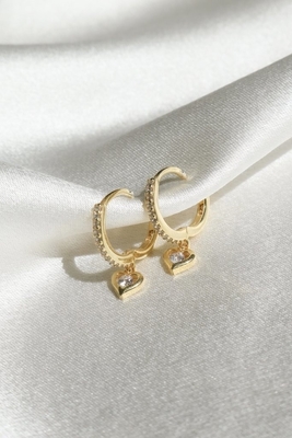 Χρυσό επιχρυσωμένα Mini Dangle Heart CZ Huggie σκουλαρίκια Προσθέστε μια πινελιά γοητείας στο βλέμμα σας