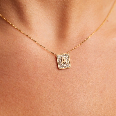 Κάνε την μέρα της με 14K χρυσό τετραγωνικό αρχικό πετράδι κολιέ για γυναίκες δώρο του Αγίου Βαλεντίνου