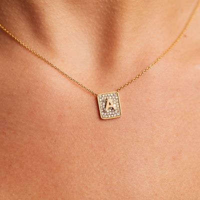 Κάνε την μέρα της με 14K χρυσό τετραγωνικό αρχικό πετράδι κολιέ για γυναίκες δώρο του Αγίου Βαλεντίνου